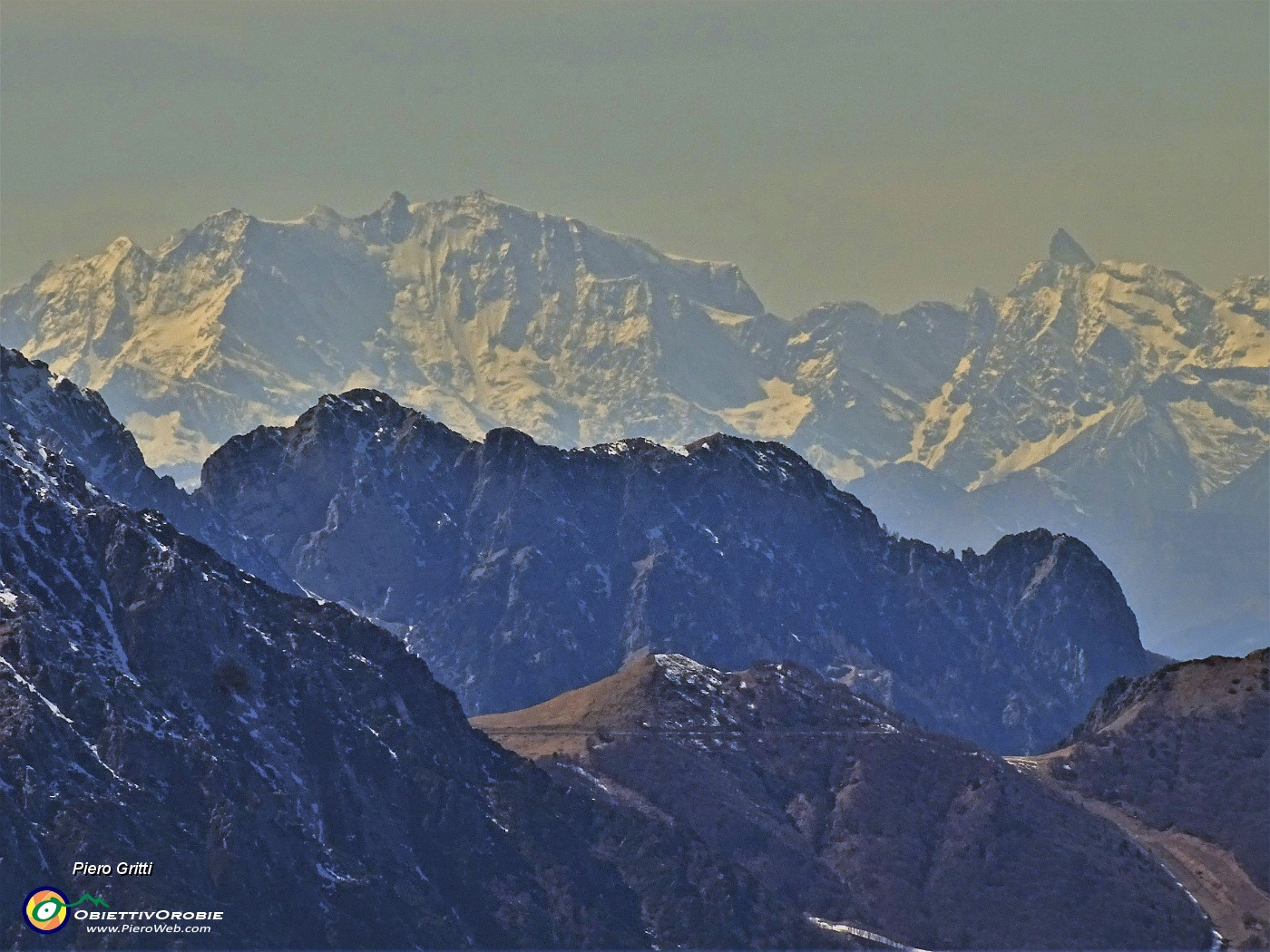 41 Maxi zoom dal Bivacco Tre Pizzi (2050 m) su Monte Rosa e Cervino.JPG -                                